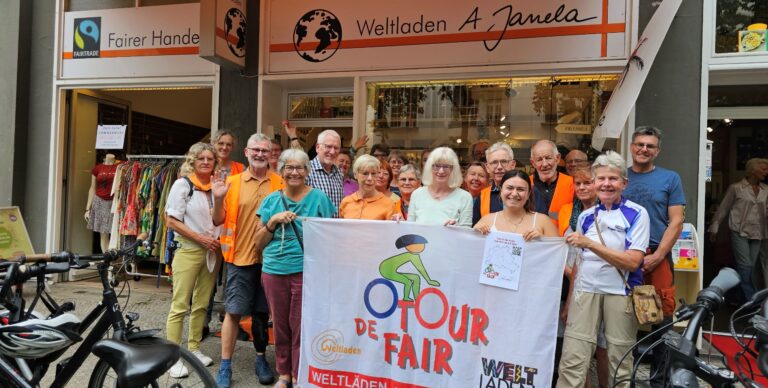 Fairer Handel auf zwei Rädern: Die „Tour De Fair“ besucht den Weltladen Ajanela!