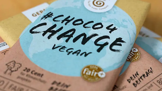 Choco4Change: Vegane Dattel-Schokolade für Klimagerechtigkeit